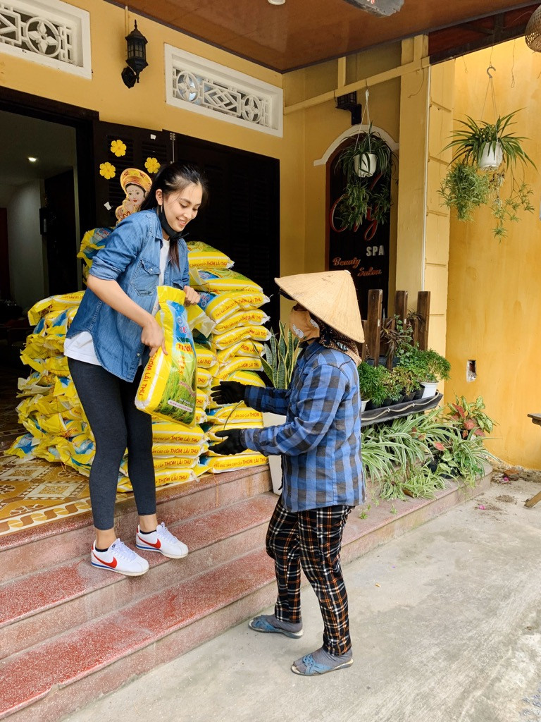 Sao Việt 24H: Hải Triều - Quang Trung nấu bò nhiệt đới, Hari Won “lộ” nhẫn kim cương ảnh 1