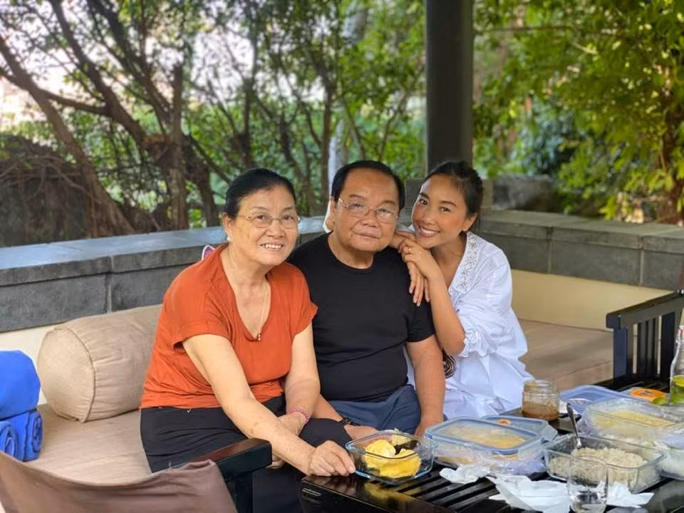 Sao Việt 24H: Vợ chồng Nhi - Thắng, Hoàng Yến, Thanh Hằng... mừng “Ngày Của Mẹ“ ảnh 2