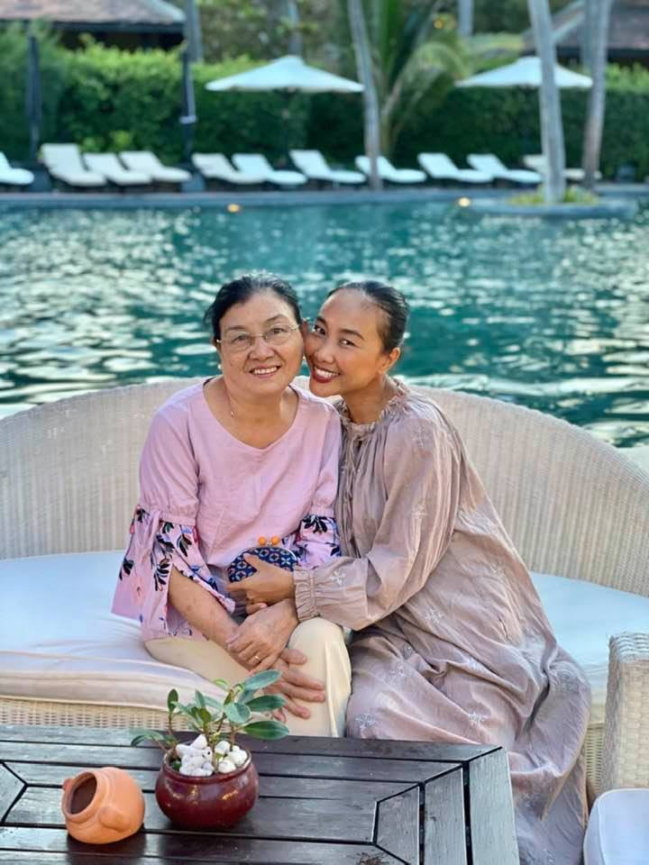 Sao Việt 24H: Vợ chồng Nhi - Thắng, Hoàng Yến, Thanh Hằng... mừng “Ngày Của Mẹ“ ảnh 1