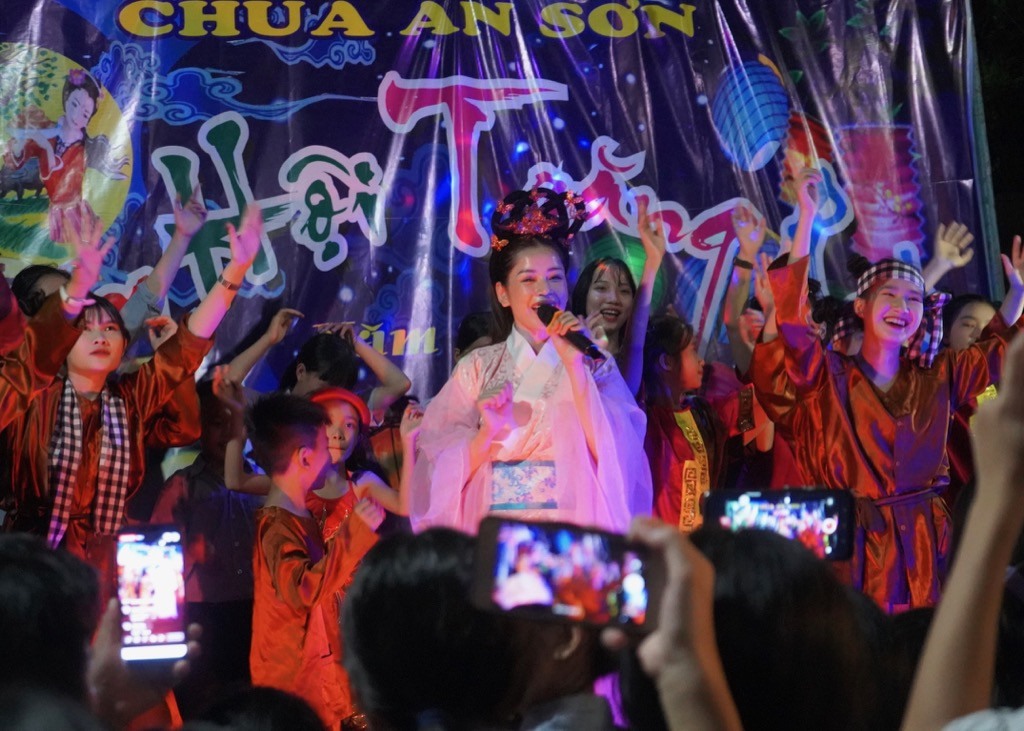 Chi Pu hóa “chị Hằng” mang niềm vui Trung Thu đến với những mảnh đời khó khăn ảnh 1