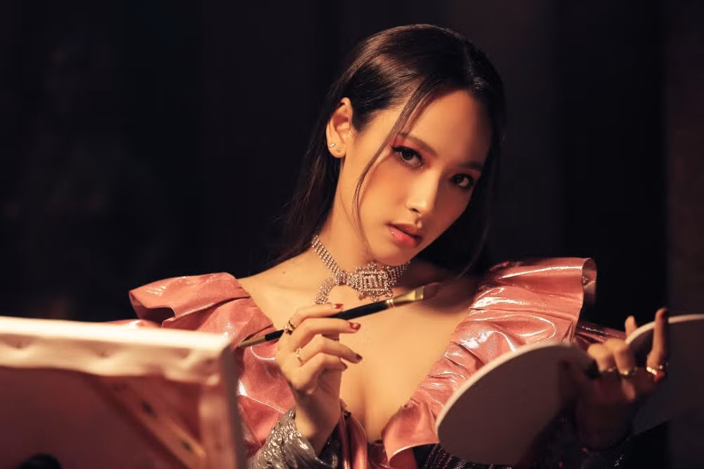 Tưởng là nữ chính ngôn tình, hóa ra CARA chỉ là “bóng đèn” trong MV mới ảnh 1