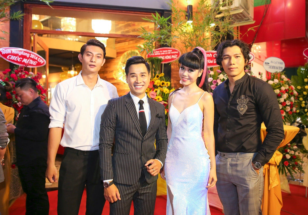 Dương Khắc Linh hộ tống vợ bầu Sara Lưu đến chúc mừng MC Nguyên Khang ảnh 4