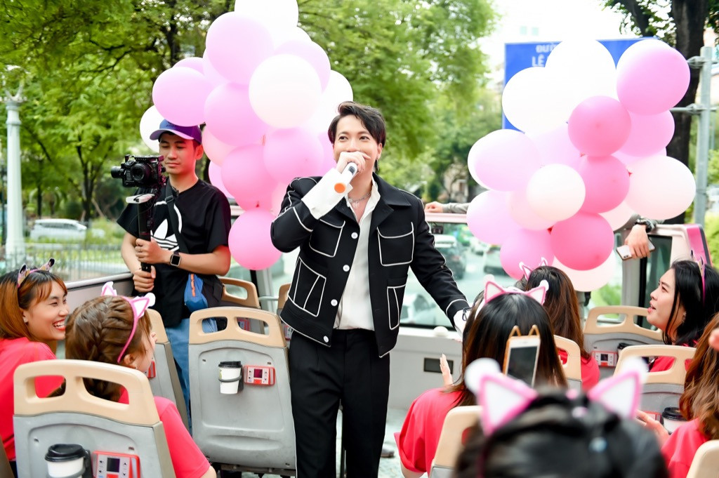 S.T Sơn Thạch tổ chức fan-meeting trên xe buýt 2 tầng, tự tay trộn bánh tráng mời fan ảnh 6