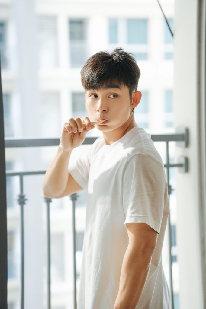 “Trai đẹp màu xanh” Jun Phạm “thả thính” cực mạnh bằng tour tham quan nhà riêng ảnh 1