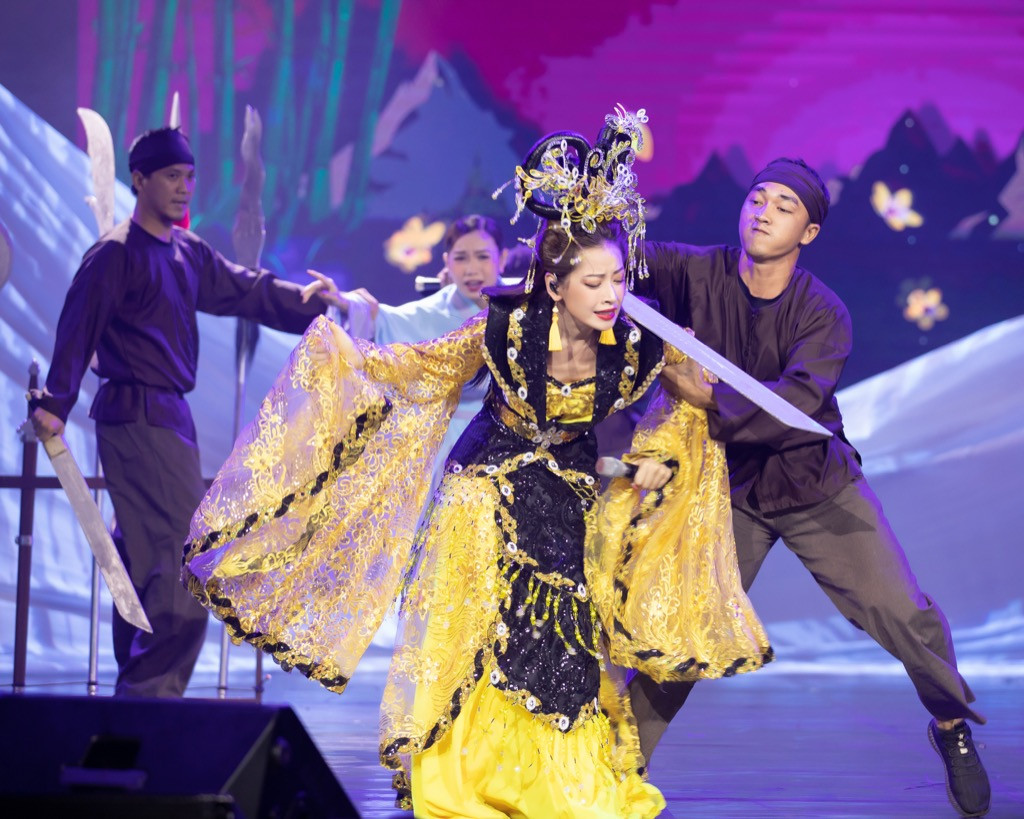 Sau sự cố hát phô, Chi Pu tái hiện bối cảnh MV “Cung đàn vỡ đôi” lên sân khấu lớn ảnh 3