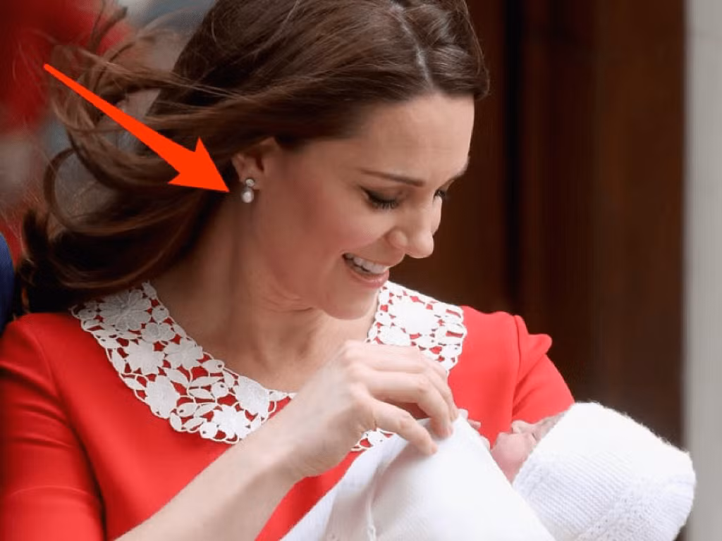 7 món bảo vật Hoàng gia được Công nương Kate Middleton “cưng như trứng“ ảnh 5