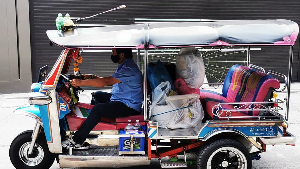 Tài xế Tuk Tuk tại Thái Lan “chuyển nghề” giao hàng tận nơi do không có khách ảnh 2