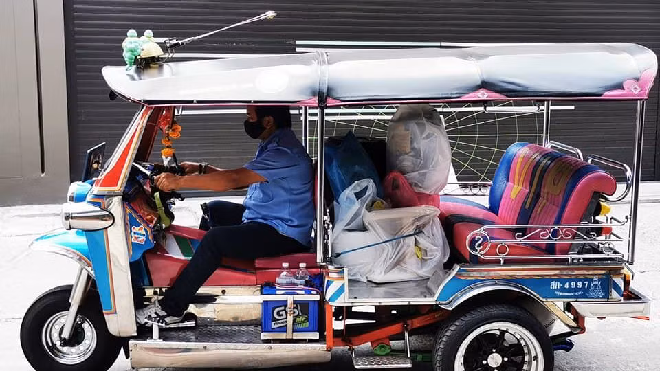 Tài xế Tuk Tuk tại Thái Lan “chuyển nghề” giao hàng tận nơi do không có khách ảnh 2