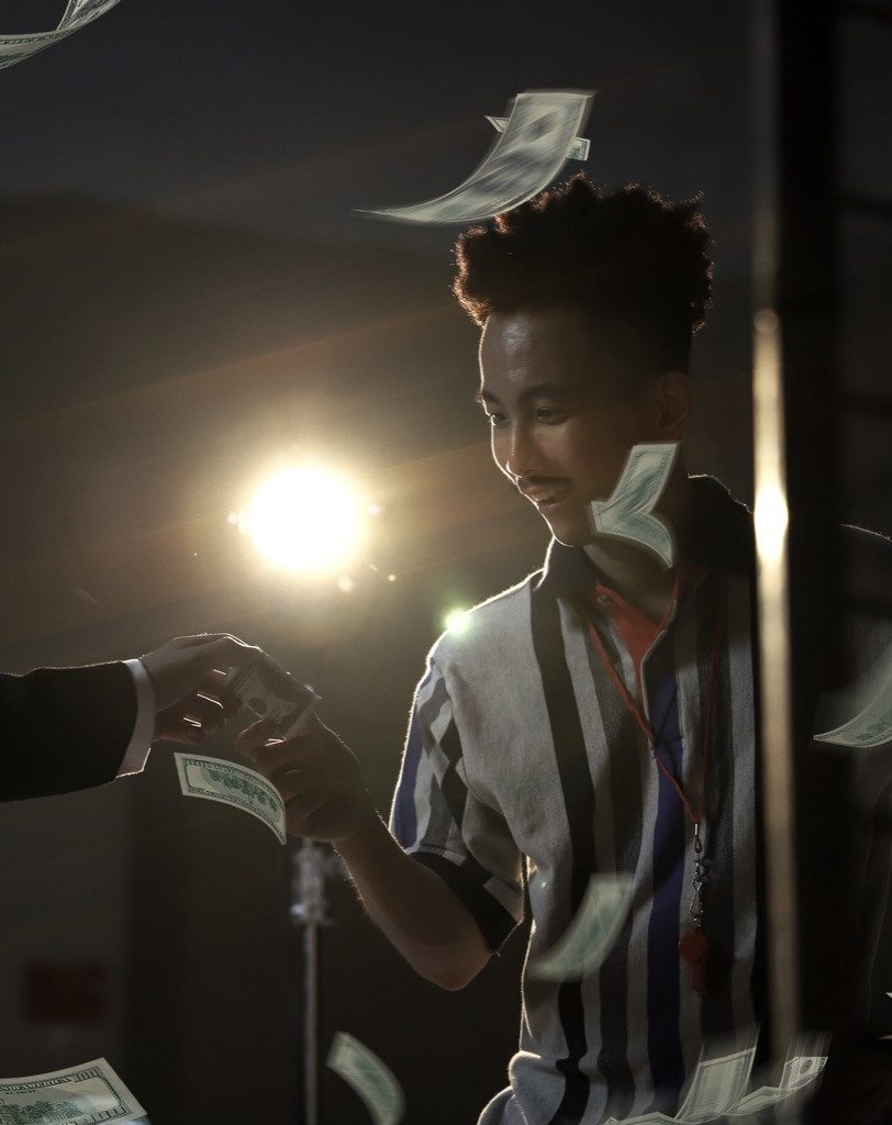 Rhymastic một mình “cân” 4 vai trong MV mới để đả kích lối sống vật chất ảnh 2