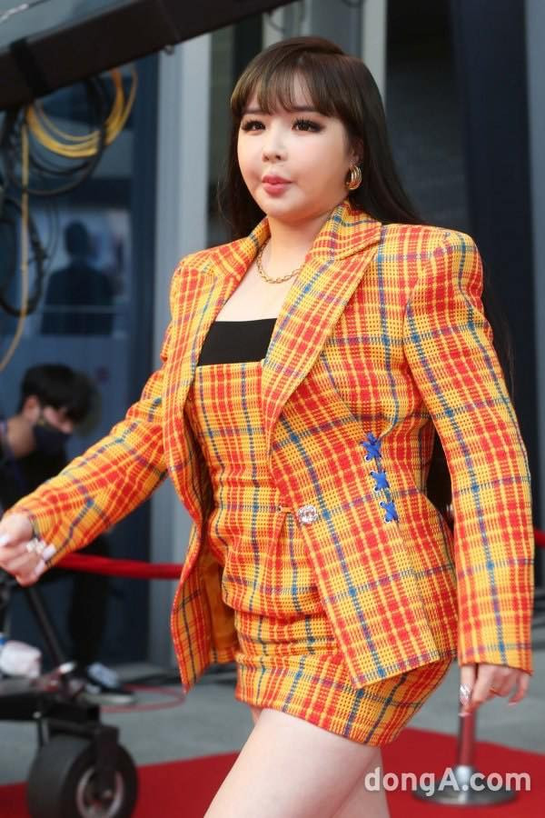 Park Bom khiến công chúng hoảng hốt khi xuất hiện trên thảm đỏ với gương mặt sưng phù ảnh 7