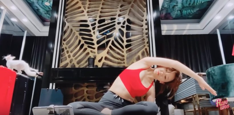 Dàn mỹ nhân Việt khoe eo thon dáng chuẩn khi tự tập luyện tại nhà ảnh 7