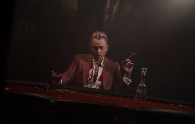 Review MV “BlackJack” - Double B: Ván bài “được ăn cả, ngã về không” của Soobin ảnh 2