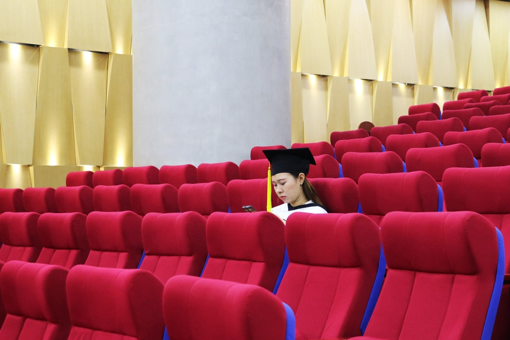 Lễ tốt nghiệp online mùa COVID-19: Vắng gia đình, bạn bè, sinh viên theo dõi qua màn hình ảnh 2