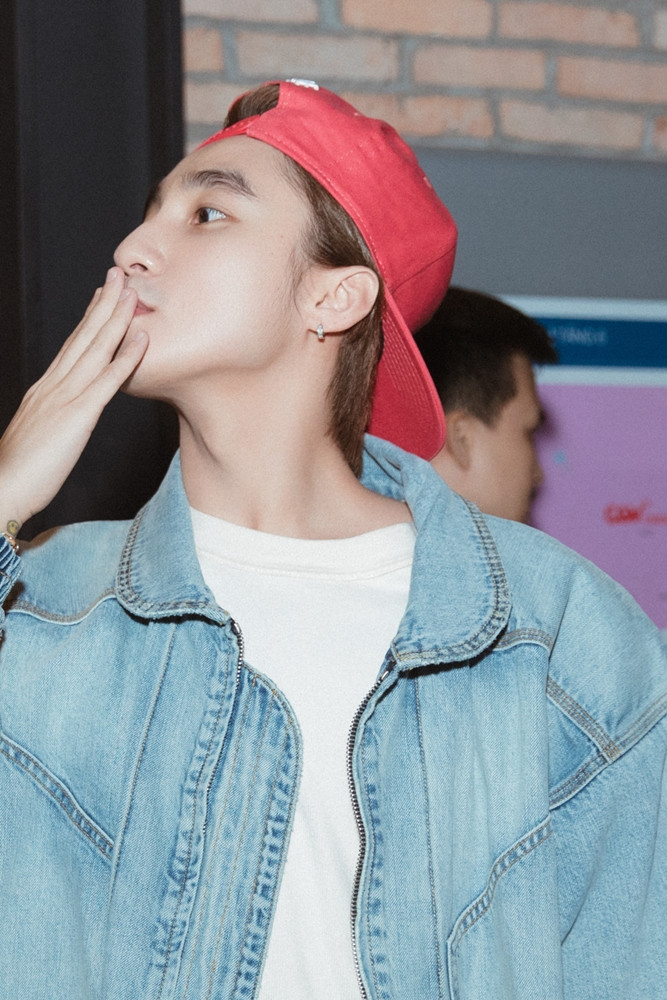 Ngày đầu "SKY TOUR Movie" công chiếu: Fan phủ kín rạp, phấn khích khi gặp Sơn Tùng M-TP ảnh 3