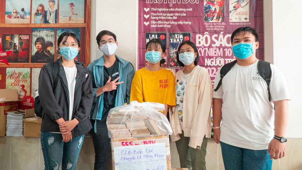 “Trao một cuốn sách - Tặng một tương lai”: Những trái tim ấm áp vững vàng giữa “tâm bão” ảnh 2