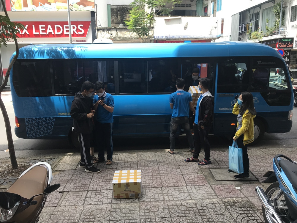 “Trao một cuốn sách - Tặng một tương lai”: Những trái tim ấm áp vững vàng giữa “tâm bão” ảnh 4