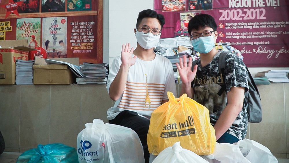 “Trao một cuốn sách - Tặng một tương lai”: Những trái tim ấm áp vững vàng giữa “tâm bão” ảnh 7