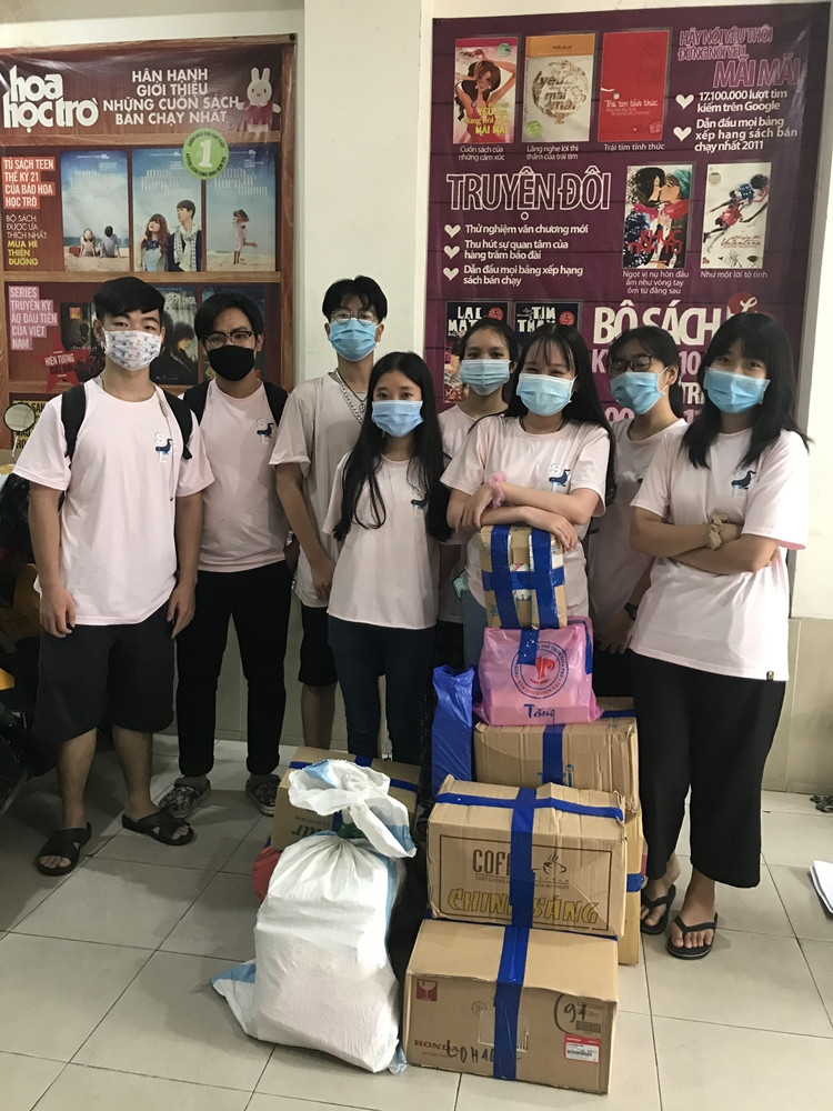 “Trao một cuốn sách - Tặng một tương lai”: Những trái tim ấm áp vững vàng giữa “tâm bão” ảnh 1