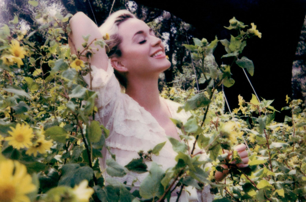 Sát ngày lâm bồn, Katy Perry vẫn thừa sức “gây bão” với single mới “Daisies” ảnh 2