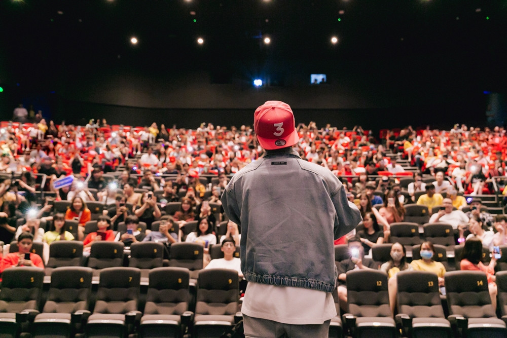 Ngày đầu "SKY TOUR Movie" công chiếu: Fan phủ kín rạp, phấn khích khi gặp Sơn Tùng M-TP ảnh 1