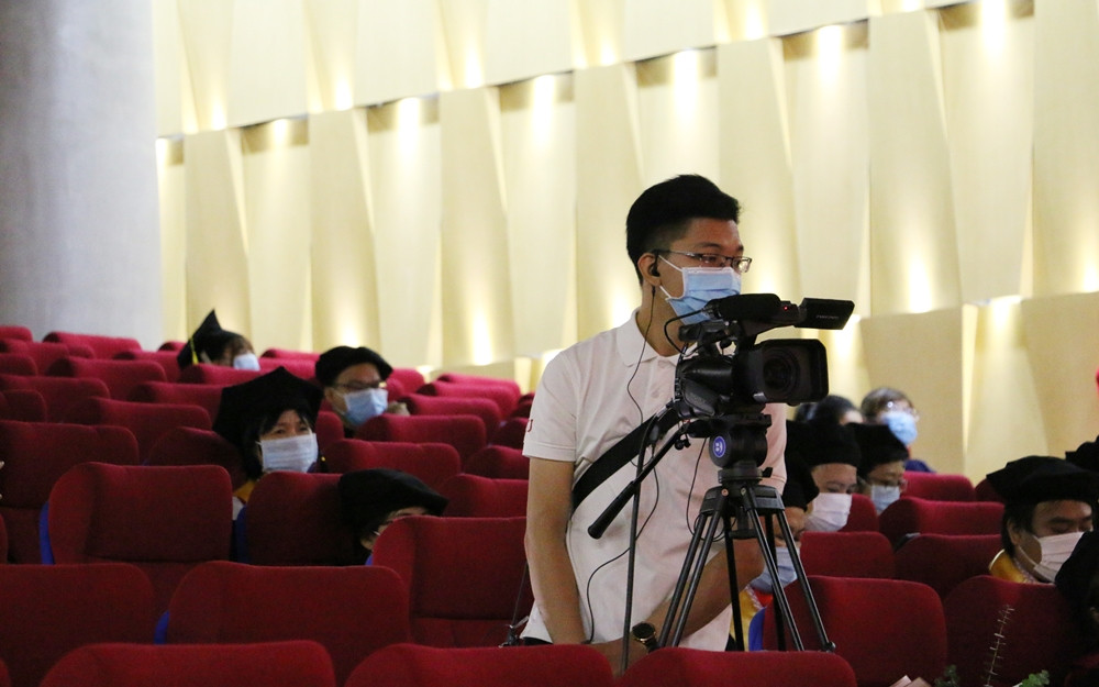 Lễ tốt nghiệp online mùa COVID-19: Vắng gia đình, bạn bè, sinh viên theo dõi qua màn hình ảnh 3