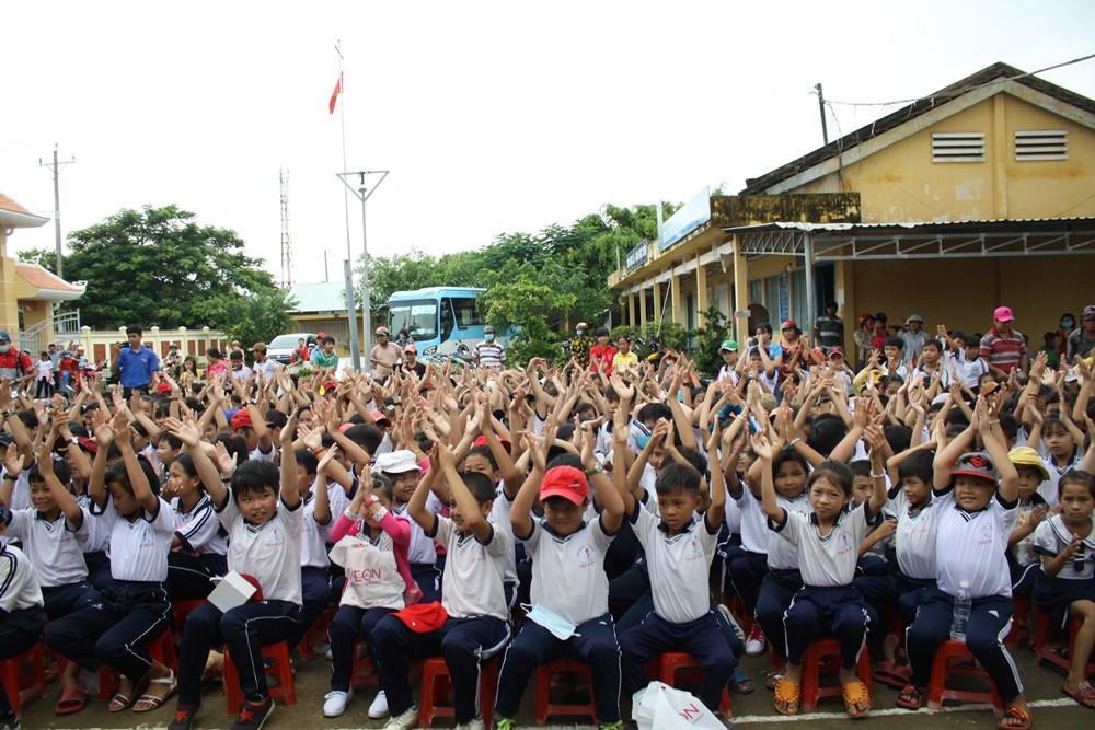 3 thư viện xanh với 3.000 cuốn sách đã mở cửa đón học sinh khó khăn tỉnh Bến Tre ảnh 7