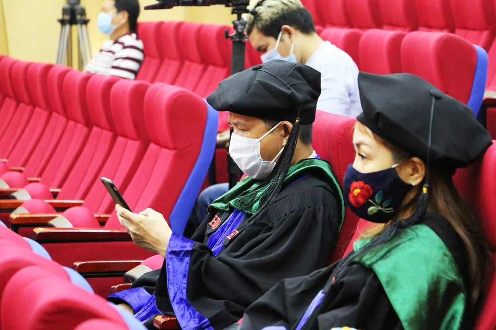 Lễ tốt nghiệp online mùa COVID-19: Vắng gia đình, bạn bè, sinh viên theo dõi qua màn hình ảnh 4