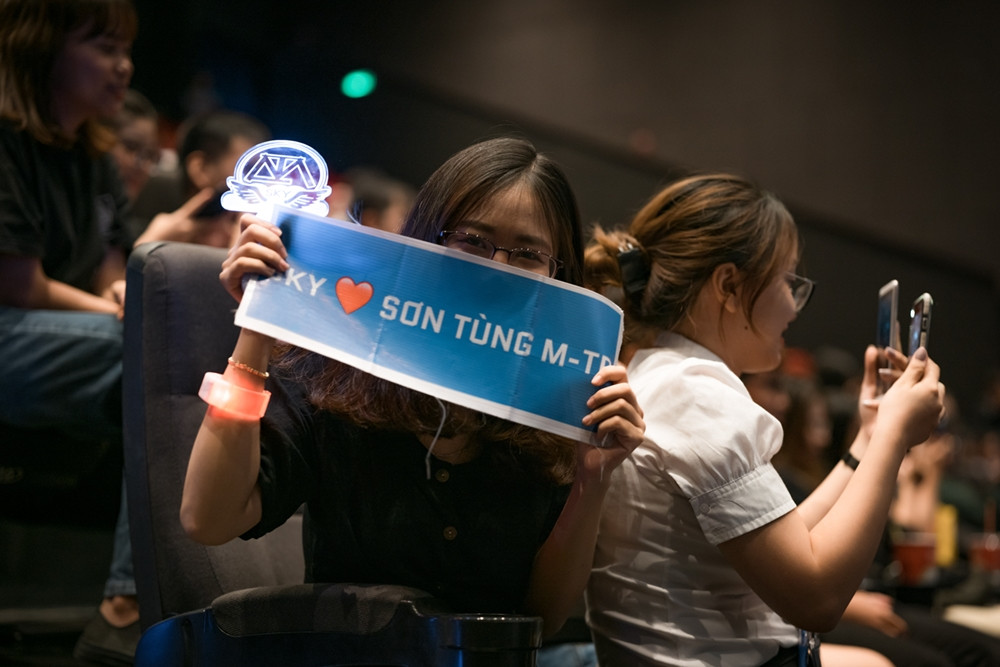 Ngày đầu "SKY TOUR Movie" công chiếu: Fan phủ kín rạp, phấn khích khi gặp Sơn Tùng M-TP ảnh 5