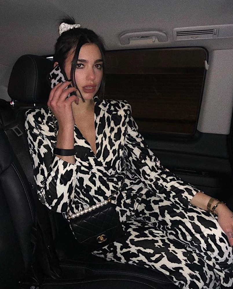 Sao US&UK 24H: Chiếc ốp lưng “hoa lá hẹ” có gì hot mà được các sao “săn” như hàng hiệu? ảnh 3