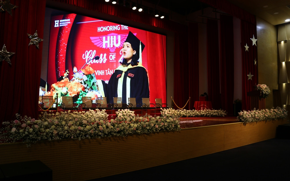 Lễ tốt nghiệp online mùa COVID-19: Vắng gia đình, bạn bè, sinh viên theo dõi qua màn hình ảnh 1