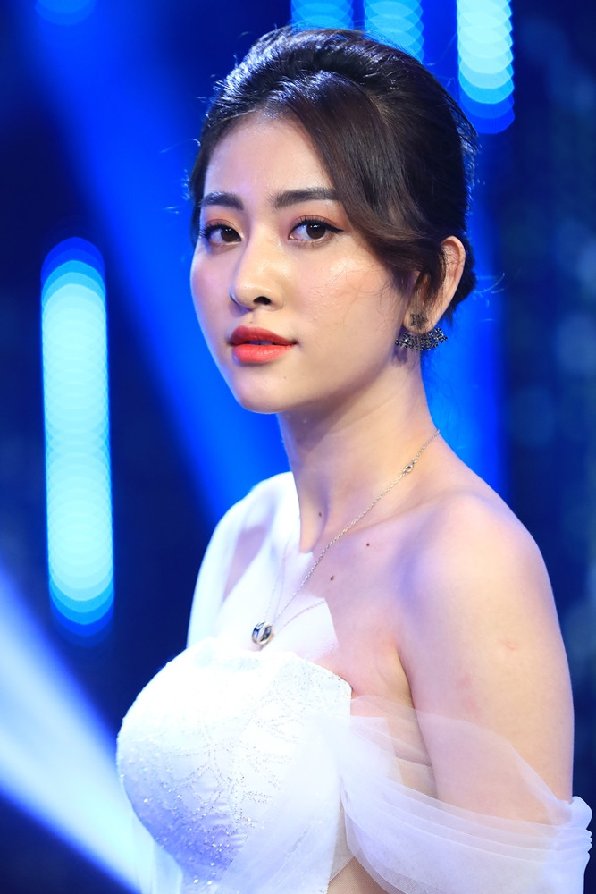 Xuất hiện lộng lẫy trên sân khấu, Huyền Thoại khiến cả trường quay, đặc biệt là “chị Đại” Lukkade phải xuýt xoa khen ngợi vì quá xinh đẹp. Thêm một nữ chính của “Người ấy là ai” xinh đẹp, tài năng nhưng vẫn bị “cắm sừng“ ảnh 1