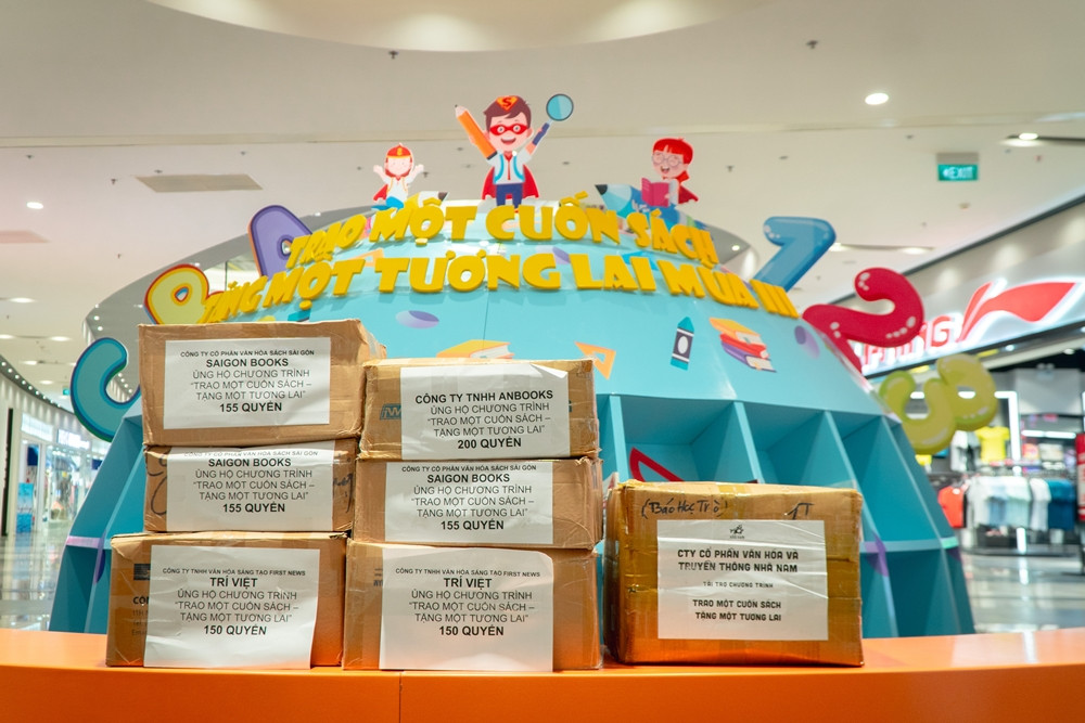 “Trao một cuốn sách - Tặng một tương lai”: Những trái tim ấm áp vững vàng giữa “tâm bão” ảnh 8
