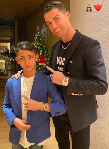 Cristiano Ronaldo đưa bạn gái và 4 con đi tắm biển mừng Giáng sinh ảnh 6