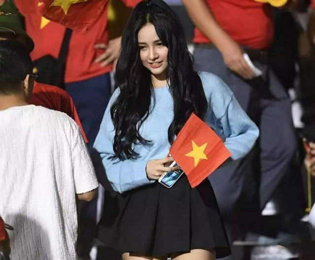 Cô gái xinh như mộng trên khán đài chung kết bóng đá nam SEA Games 30 ảnh 2