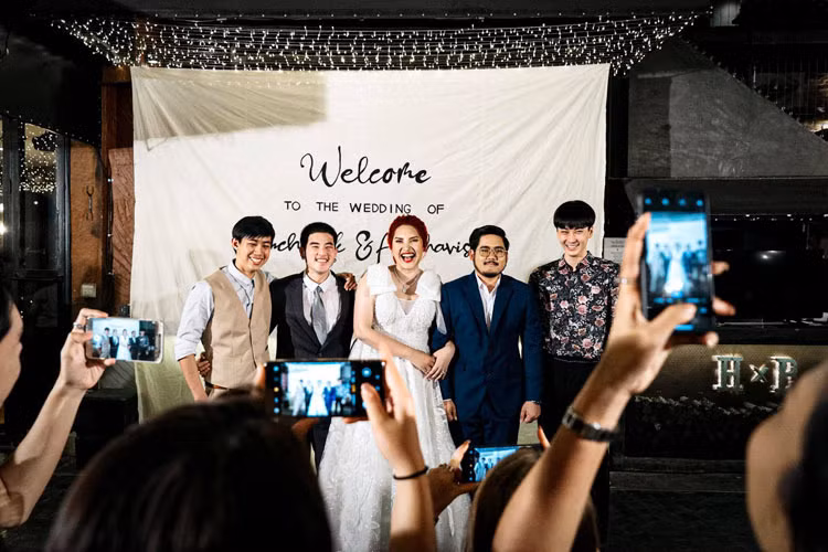 Cô dâu mời 'hội người yêu cũ' đến dự cưới ảnh 1