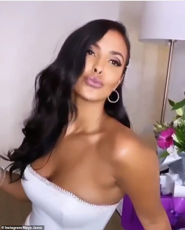 Nữ MC Anh quốc mặc đầm hở ngực táo bạo ra phố ảnh 6