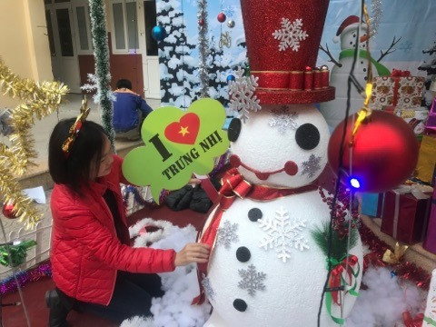 Học sinh háo hức ngắm cây thông 'siêu to khổng lồ' hơn 15m ở Hà Nội ảnh 4