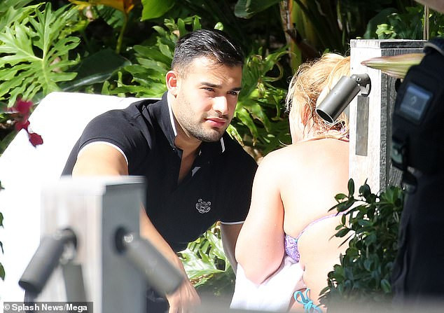 Britney Spears nghỉ mát ở Miami cùng bạn trai kém 13 tuổi ảnh 8