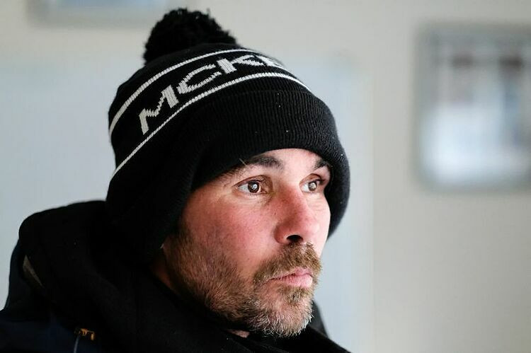 Con trai triệu phú 20 năm ngủ ngoài đường ảnh 1