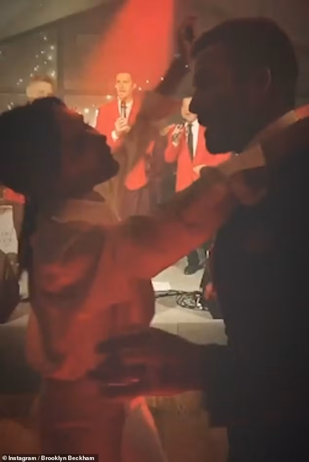 Bà Becks đăng ảnh chồng David Beckham hóa ông già Noel gây 'sốt' ảnh 10