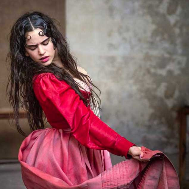 Bộ lịch nổi tiếng Pirelli thay ảnh khỏa thân bằng dàn sao 'khắc khổ' ảnh 14