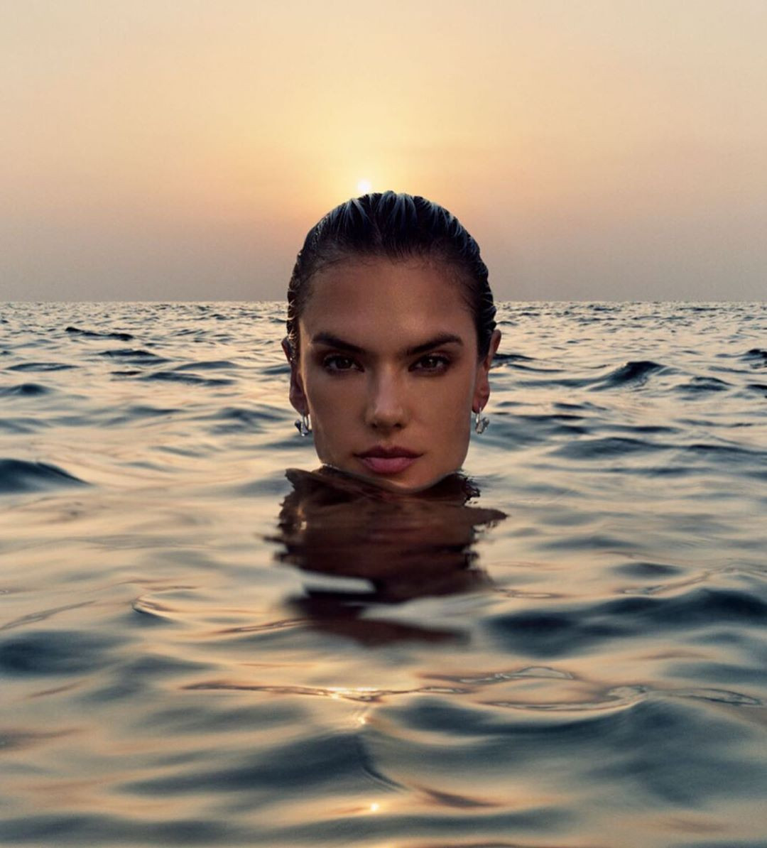 Alessandra Ambrosio hóa nàng tiên cá nóng bỏng 'gây mê' người nhìn ảnh 5