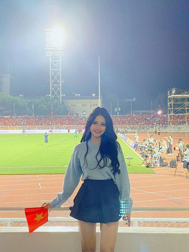 Cô gái xinh như mộng trên khán đài chung kết bóng đá nam SEA Games 30 ảnh 3