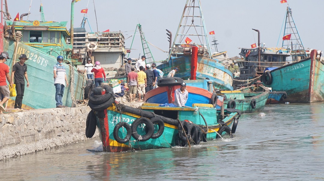 Cảnh ngư dân phấn khởi ra khơi đầu năm lấy lộc ảnh 10