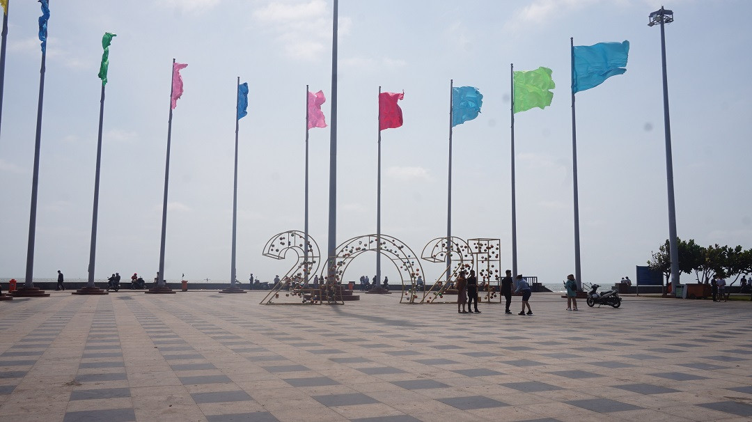 5 thuỷ thủ dương tính SARS-CoV-2: Đường phố Vũng Tàu vắng vẻ, khách tắm biển đeo khẩu trang ảnh 1