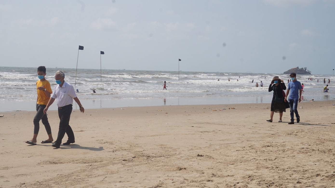 5 thuỷ thủ dương tính SARS-CoV-2: Đường phố Vũng Tàu vắng vẻ, khách tắm biển đeo khẩu trang ảnh 15
