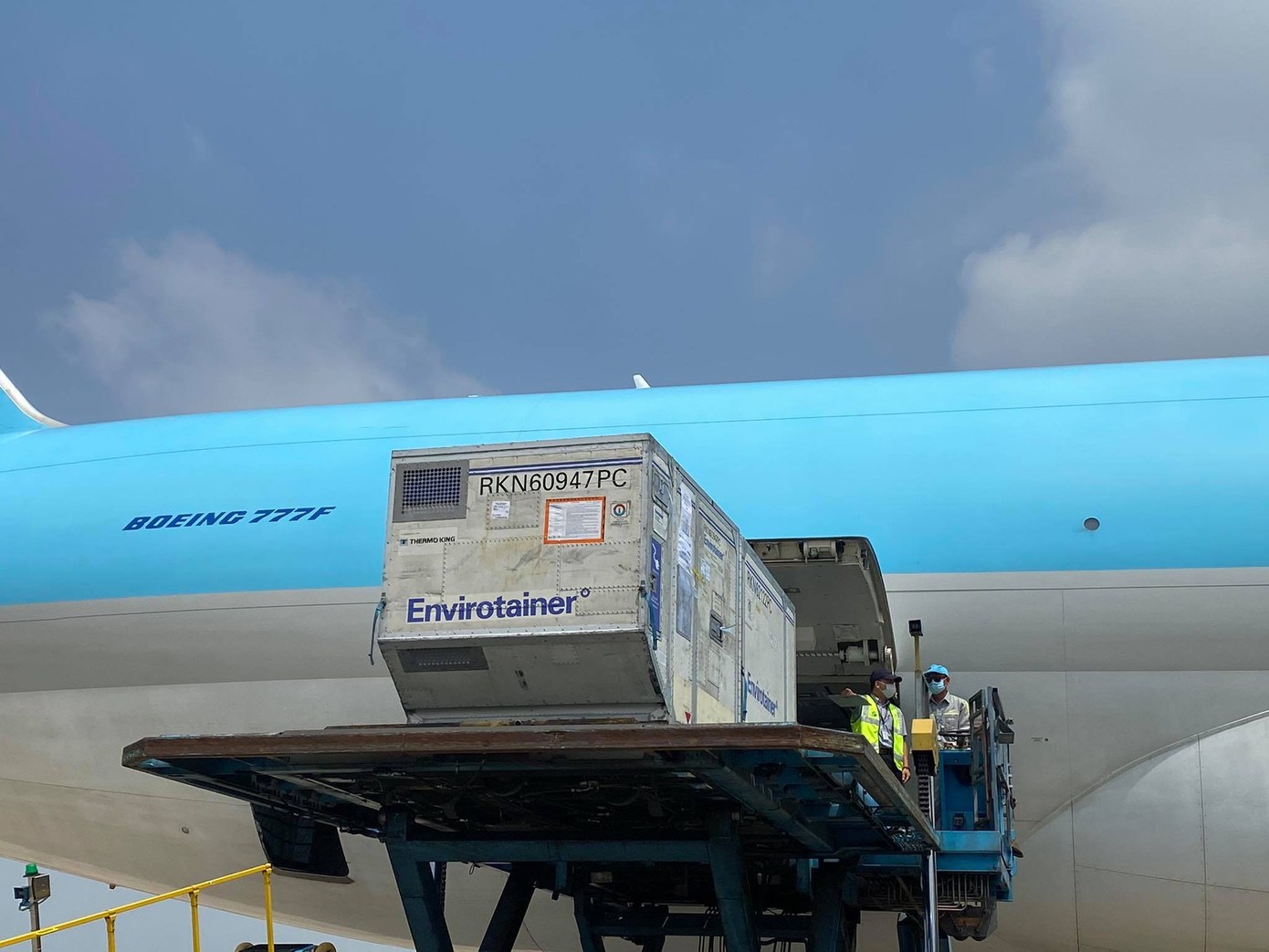 Cận cảnh lô vắc xin ngừa COVID-19 đầu tiên về Việt Nam ảnh 1