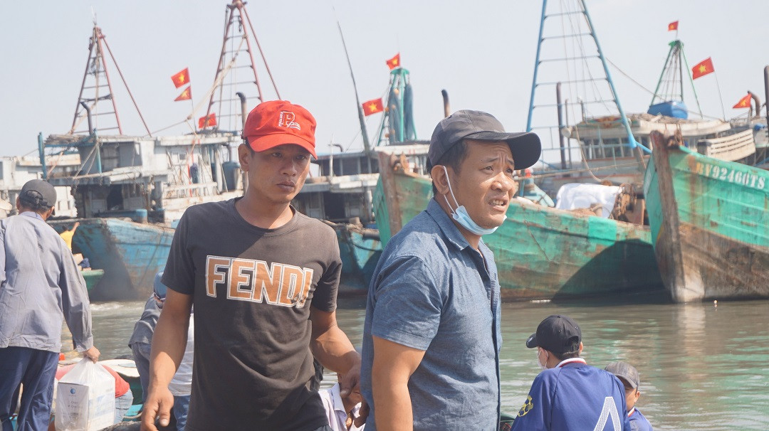 Cảnh ngư dân phấn khởi ra khơi đầu năm lấy lộc ảnh 8