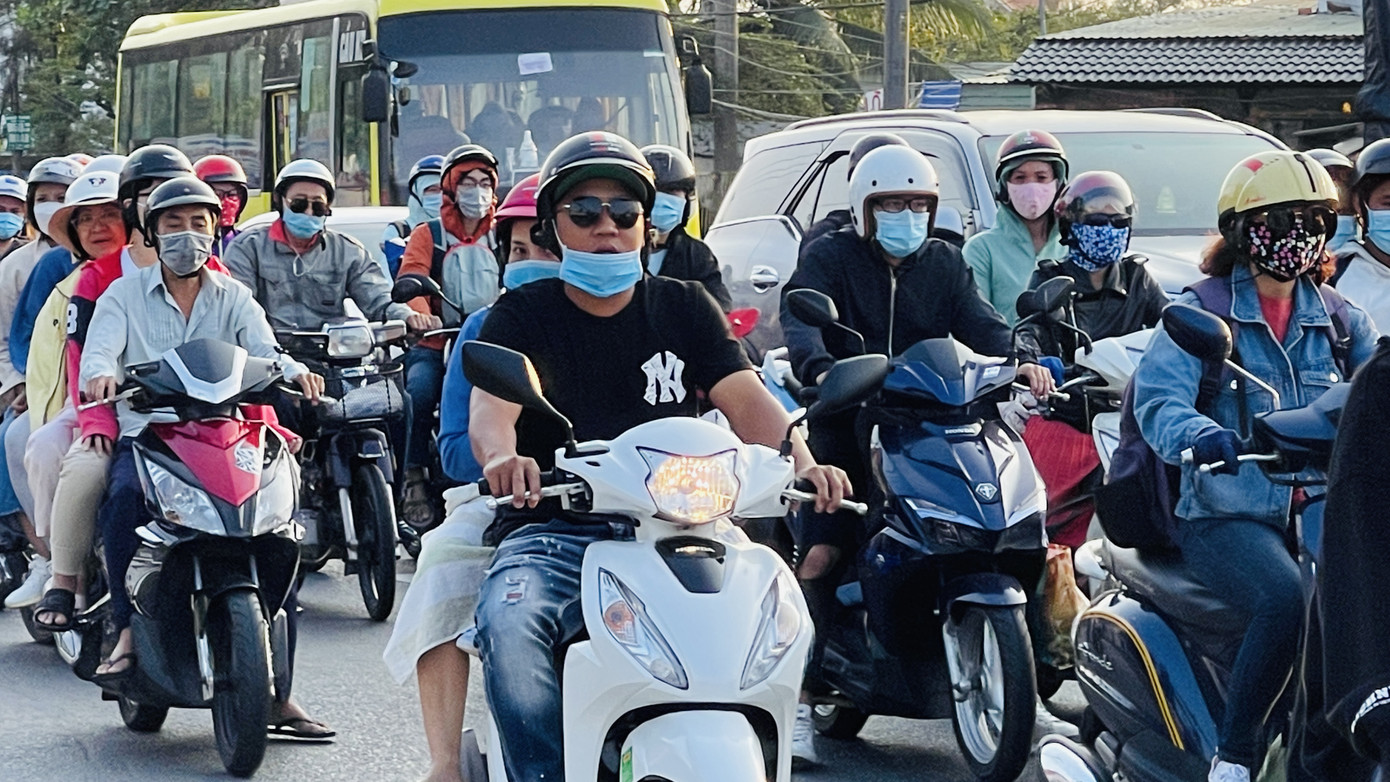 Xe cộ ùn ùn quay lại TPHCM sau kì nghỉ Tết ảnh 5