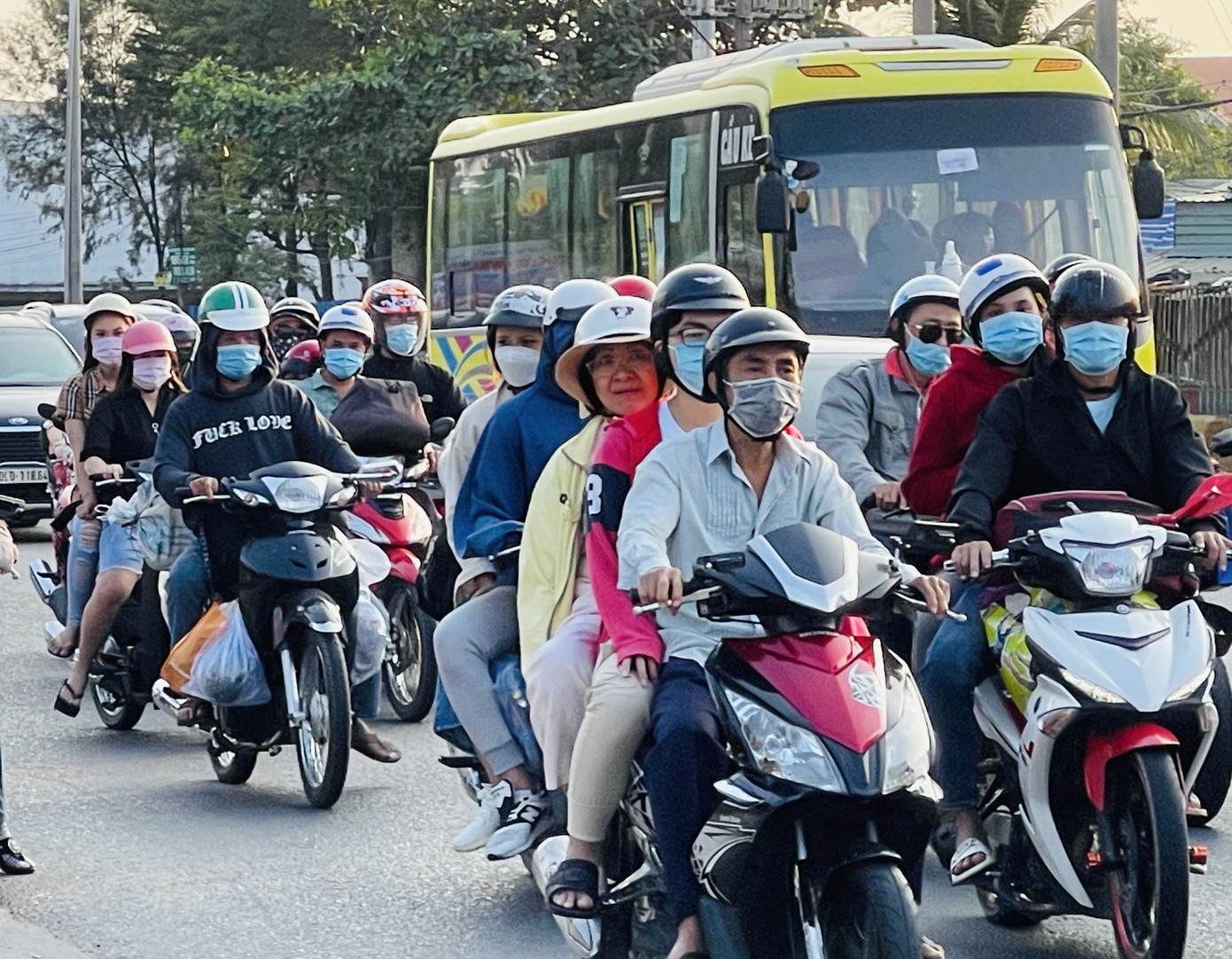 Xe cộ ùn ùn quay lại TPHCM sau kì nghỉ Tết ảnh 4